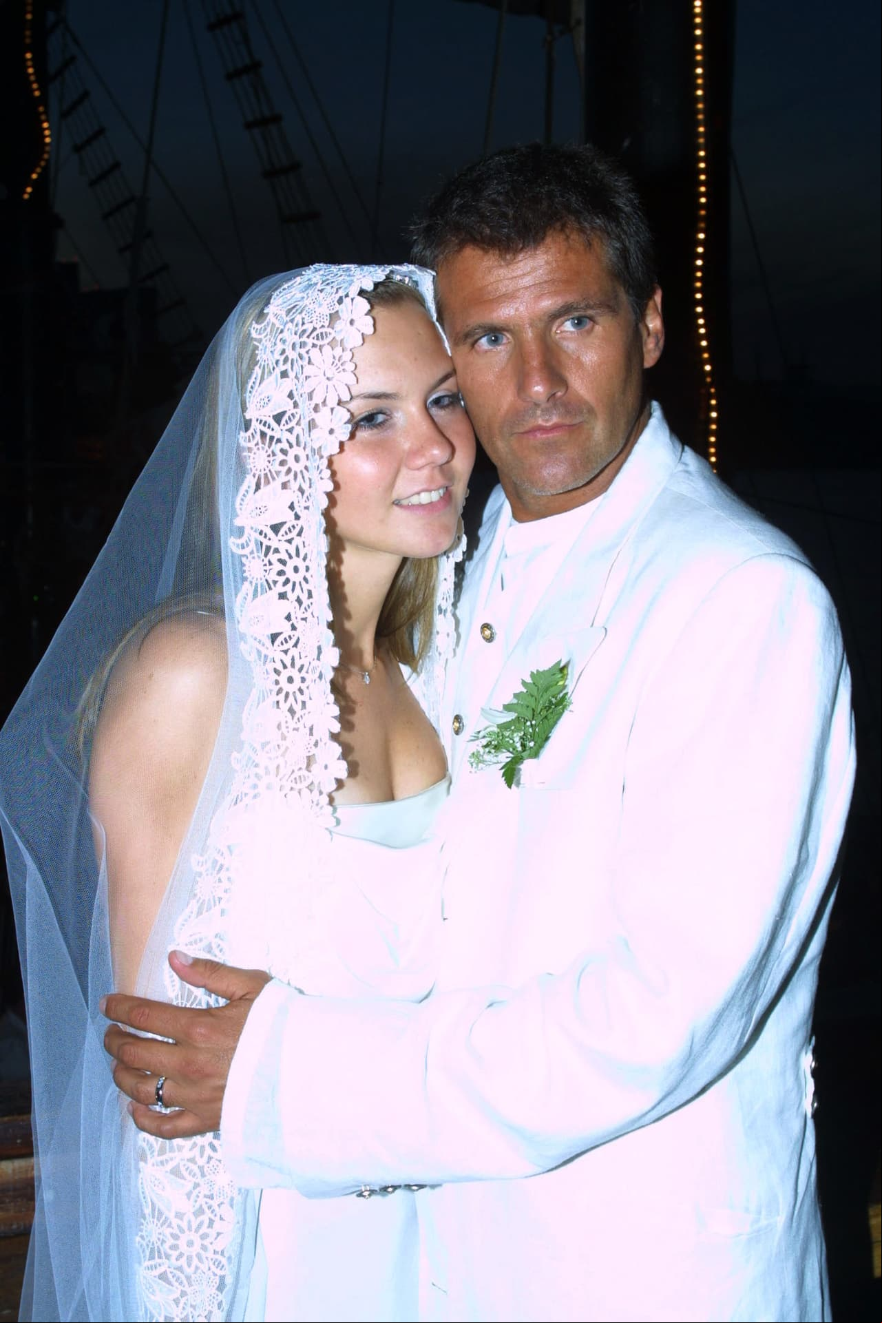 Michelle Vieth y Héctor Soberón se casaron en 2002, pero su relación acabó mal tras darse a conocer un video sexual que la actriz, dijo, filtró su ex, hecho que, el actor siempre ha negado.