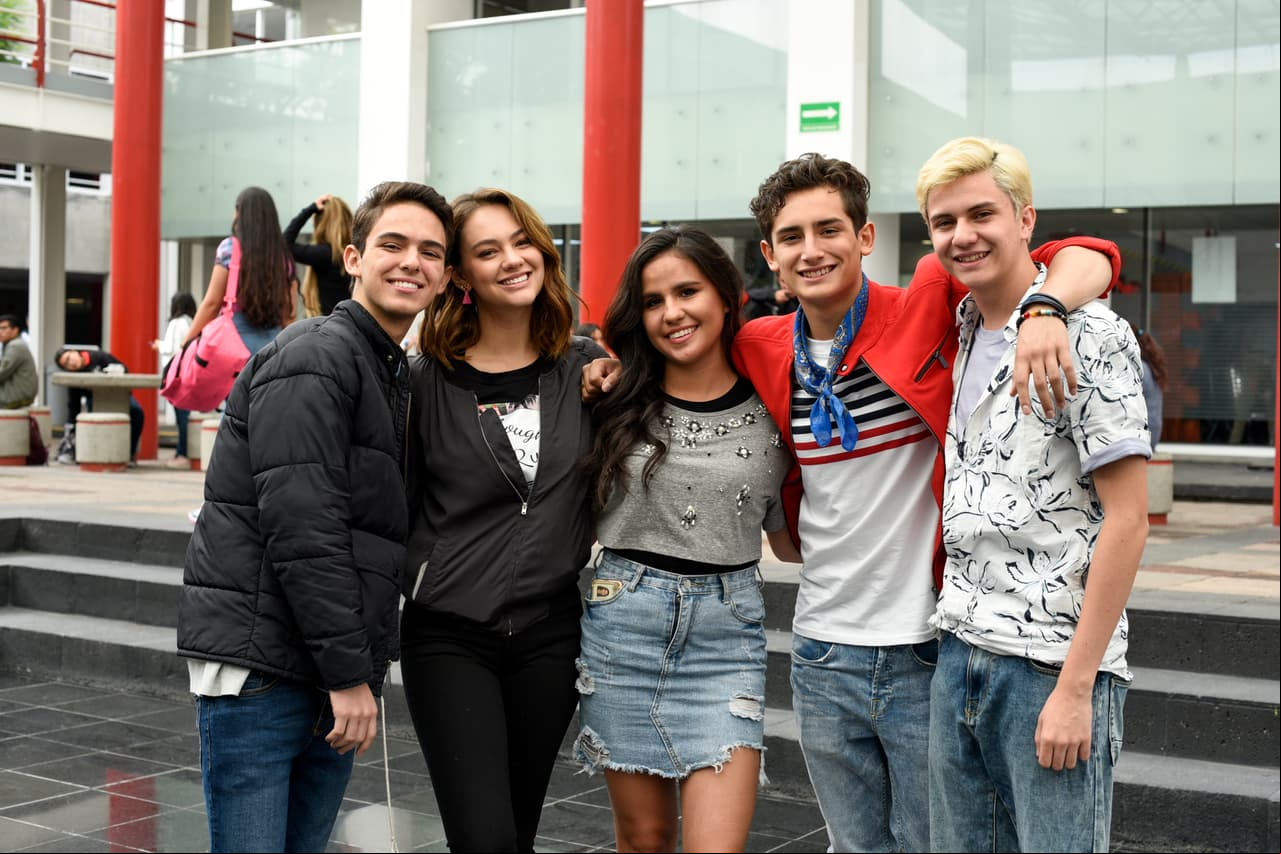 Stephanie terminó feliz su día, no sin antes tomarse la foto del recuerdo con el elenco de "Juntos el corazón nunca se equivoca".