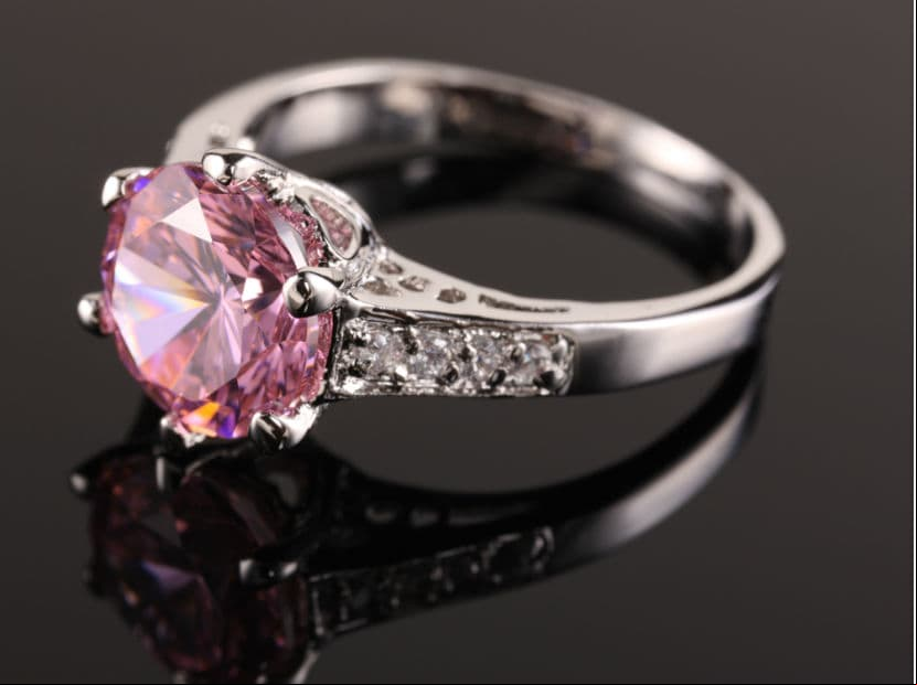 Libra usar dos anillos de zafiro rosa te ayudará a estimular la verdad y la justicia en tu matrimonio manteniendo el equilibrio.