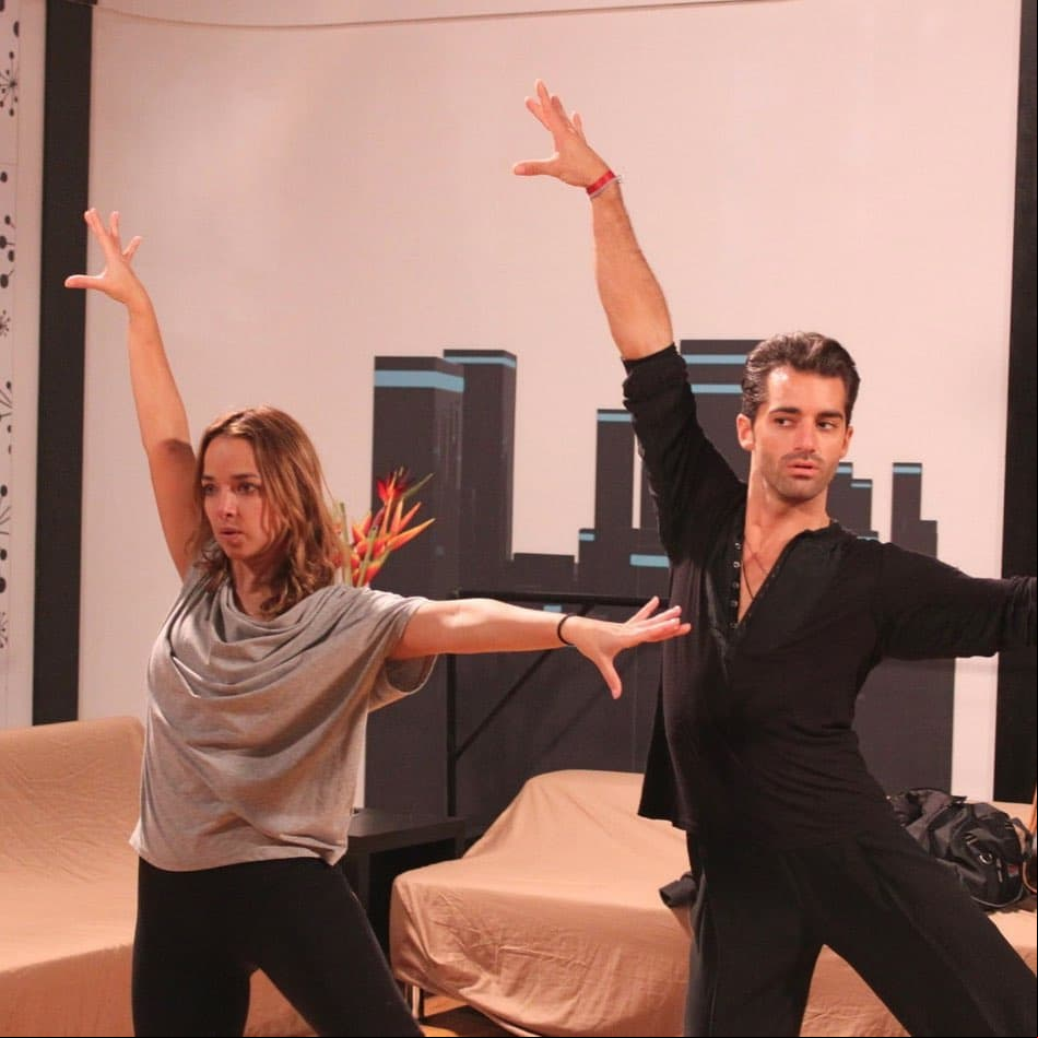 De acuerdo con Univisión, el primer baile entre los intérpretes fue un tango musicalizado por el tema ‘Pa’ bailar’, el cual terminó con un sensual beso. Aunque todos se escandalizaron, incluso Adamari quedó muda, las cosas siguieron su curso y se concentraron en el baile, por lo que pasaron seis domingos para que la actriz y el bailarín se volvieran a encontrar en el escenario.