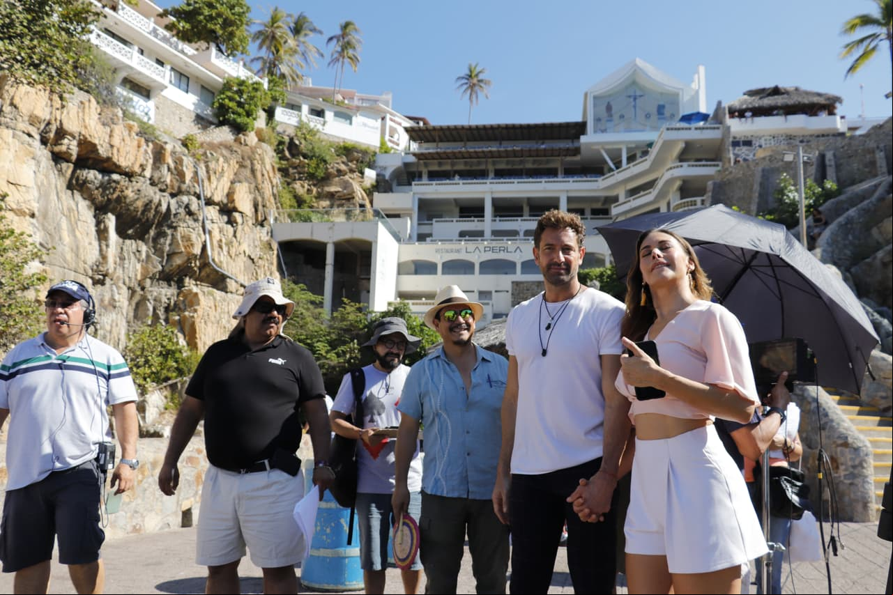 Pese al calor y la intensidad del sol, Gabriel, Vanessa y el equipo de producción siempre mostraron su felicidad por grabar las escenas... ¡y hasta posaron para la foto!