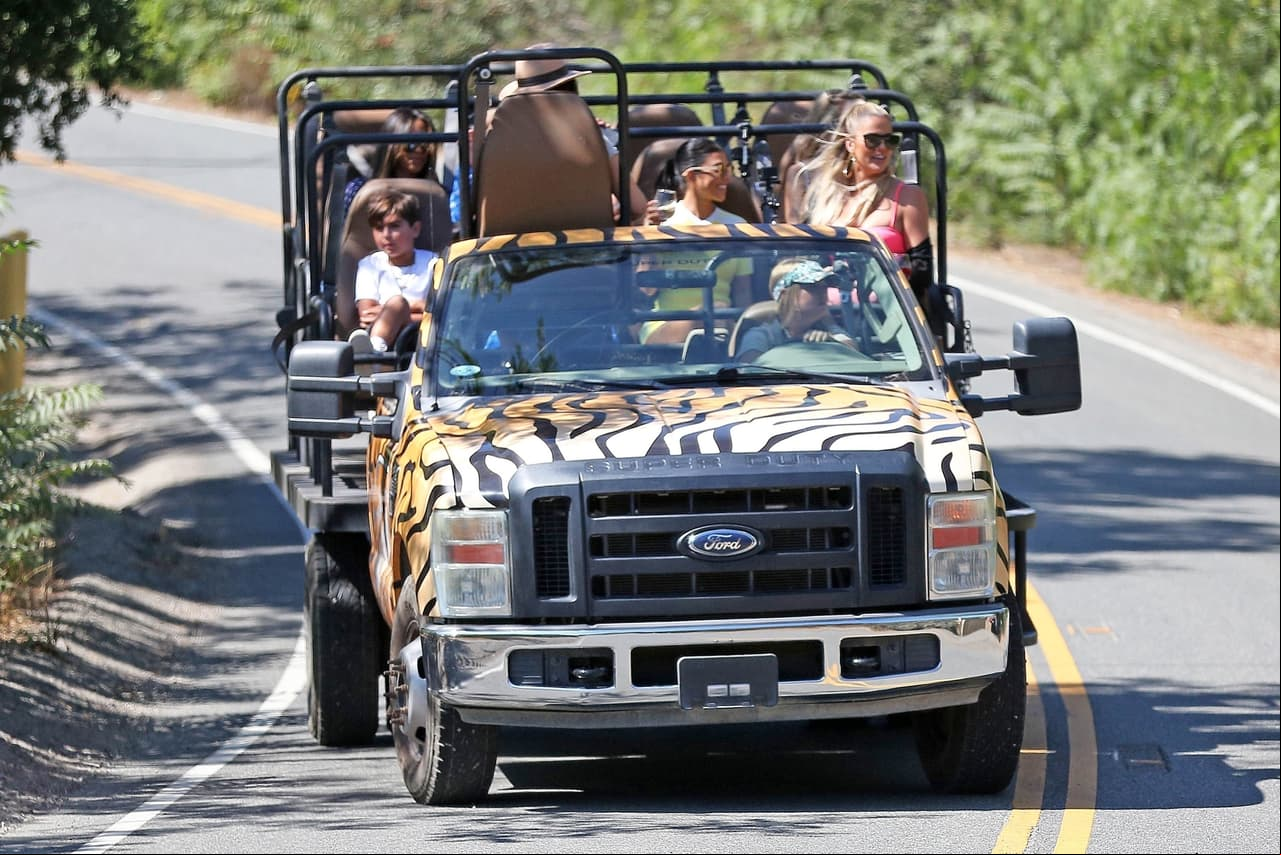 Van en una camioneta tipo Safari, que los lleva a visitar a todos los animales
