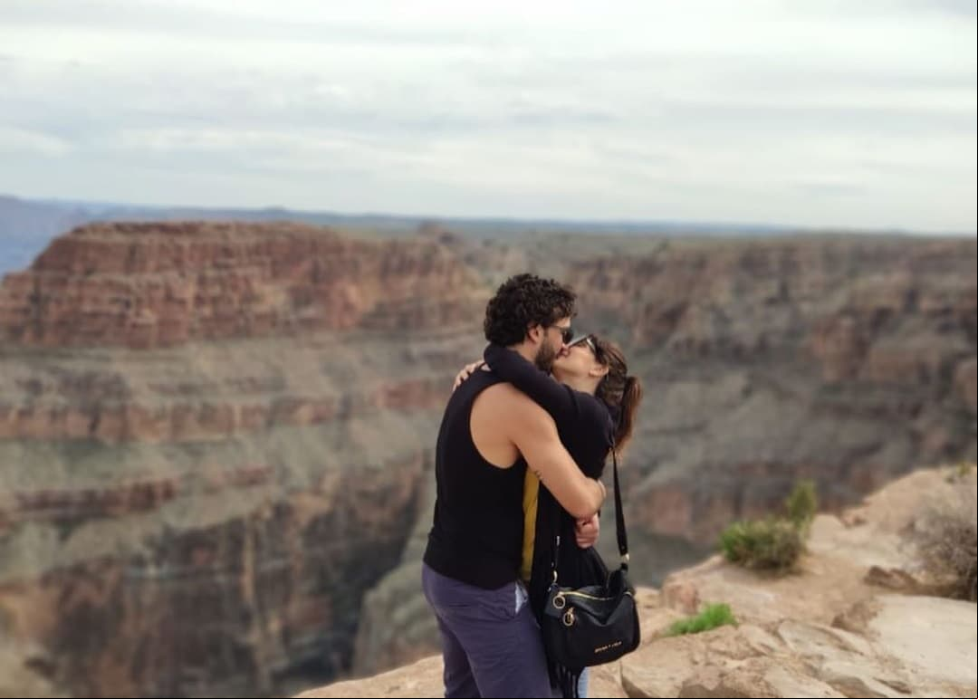 “Tres años desde ese momento, contigo todos los días, en los mejores, en los que no, con tu amor y todo lo que me haces sentir. Te amo, mi lindo @gutosalas feliz aniversario para nosotros”, dijo en su cuenta de Instagram.