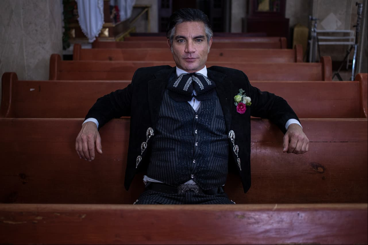 En "Quererlo Todo", 'Leonel' (Víctor González) logró su objetivo: unir su vida a la de 'Valeria', aunque todo fue bajo amenazas, ya que este gran villano obligó a la protagonista a casarse con él para evitar asesinar a sus seres queridos.