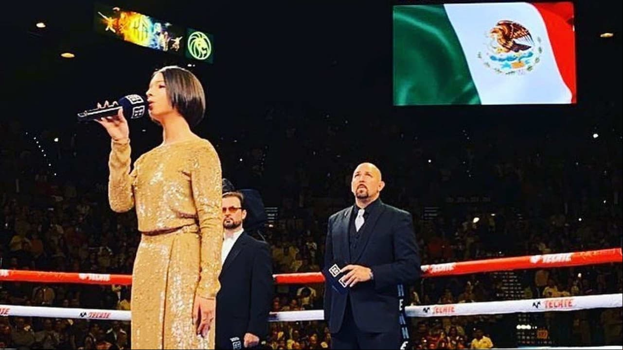 VIDEO: Ángela Aguilar sorprende por su interpretación del Himno Nacional en la pelea del Canelo