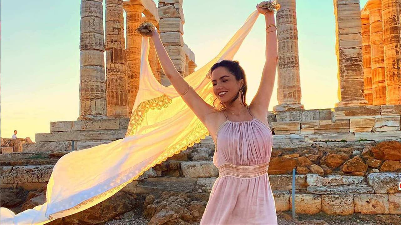 Karla Díaz posa como Diosa del Olimpo en el Templo de Poseidón; la sacan del lugar por tomarse fotos