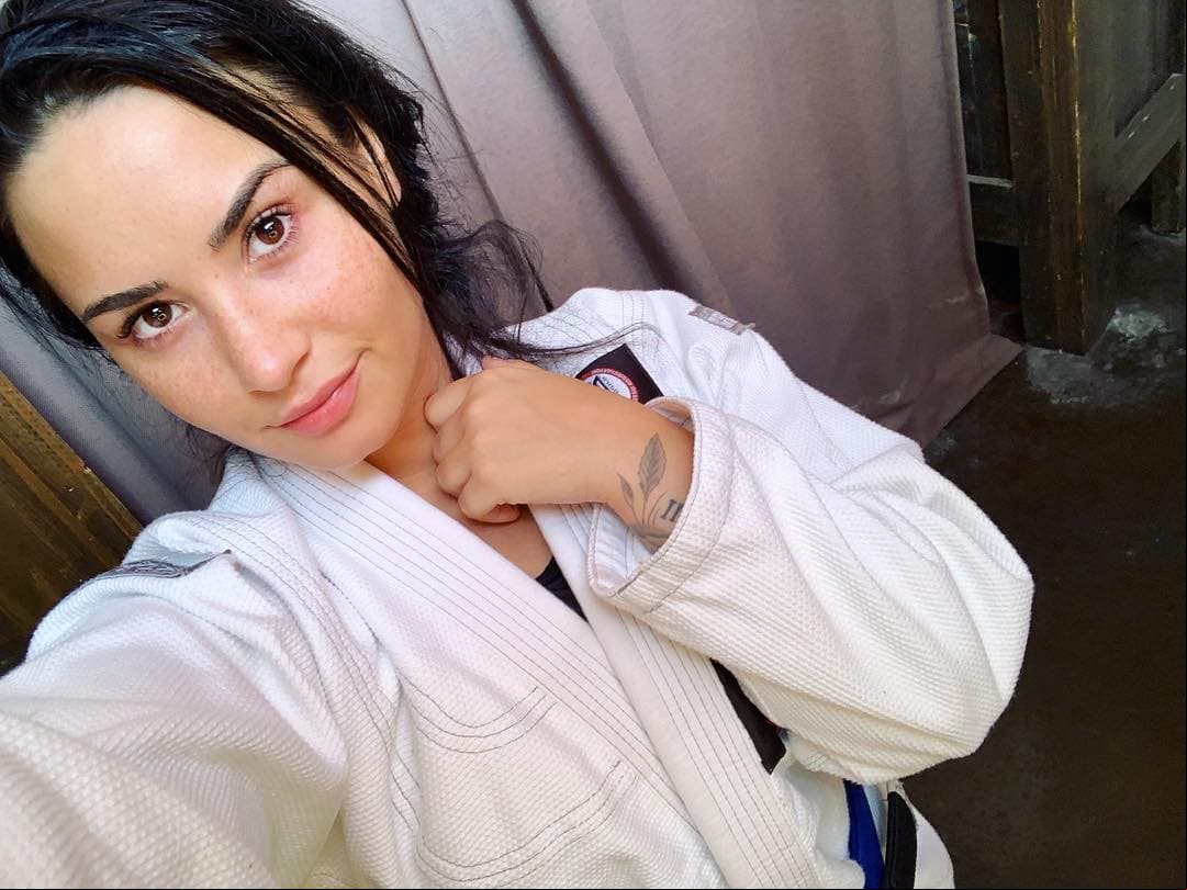 Demi Lovato. Tras salir de rehabilitación a finales de 2018, la cantante retomó su actividad en redes sociales para presumir su recuperación y mostrarse al natural.