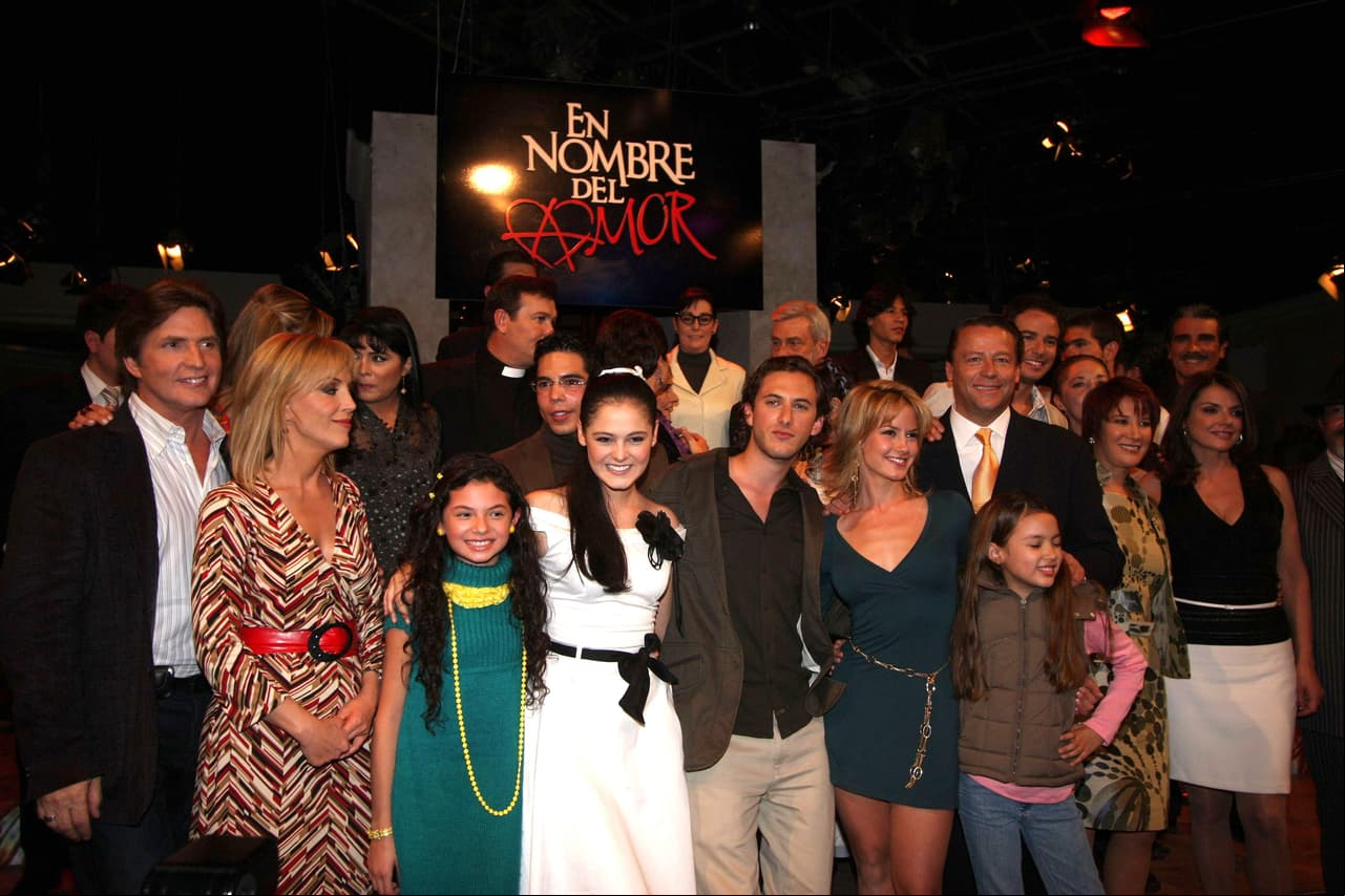 Álex regresó a participar en los melodramas en 2009 con ‘En nombre del amor’ en la que compartió créditos con Leticia Calderón, Laura Flores, Allisson Lozz, Altair Jarabo, Sebastián Zurita, entre otros.