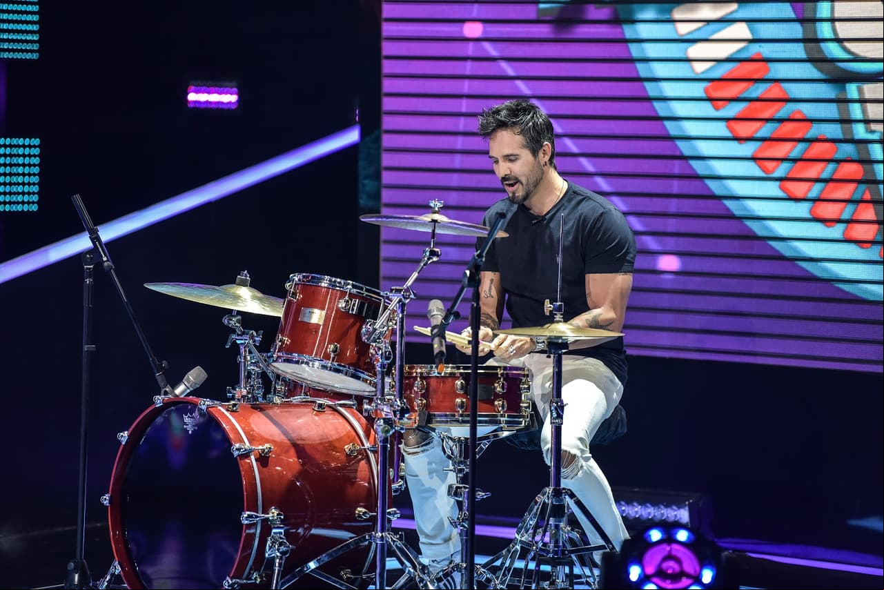 Durante la emisión, José Ron también compartió su talento para tocar la batería.