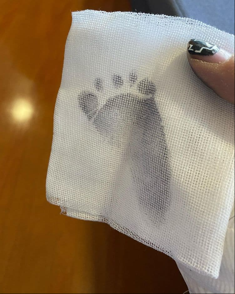 Y aunque no compartió detalles del alumbramiento, sí posteó una fotografía con la huellita del nuevo integrante de la familia Pantoja Loaiza.