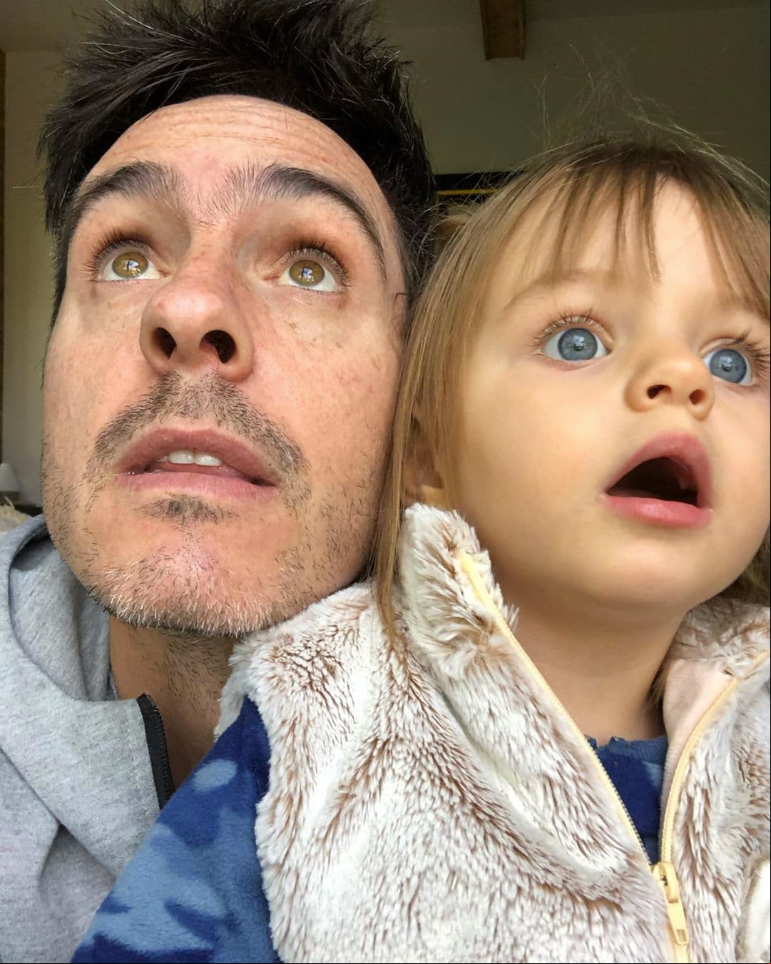 El 20 de marzo, el protagonista de ‘Hazlo como hombre’ compartió una selfie en la que veía ardillas con su hija, a lo que la primogénita de Eugenio Derbez colocó emojis de rostros con corazones en los ojos y de risas.