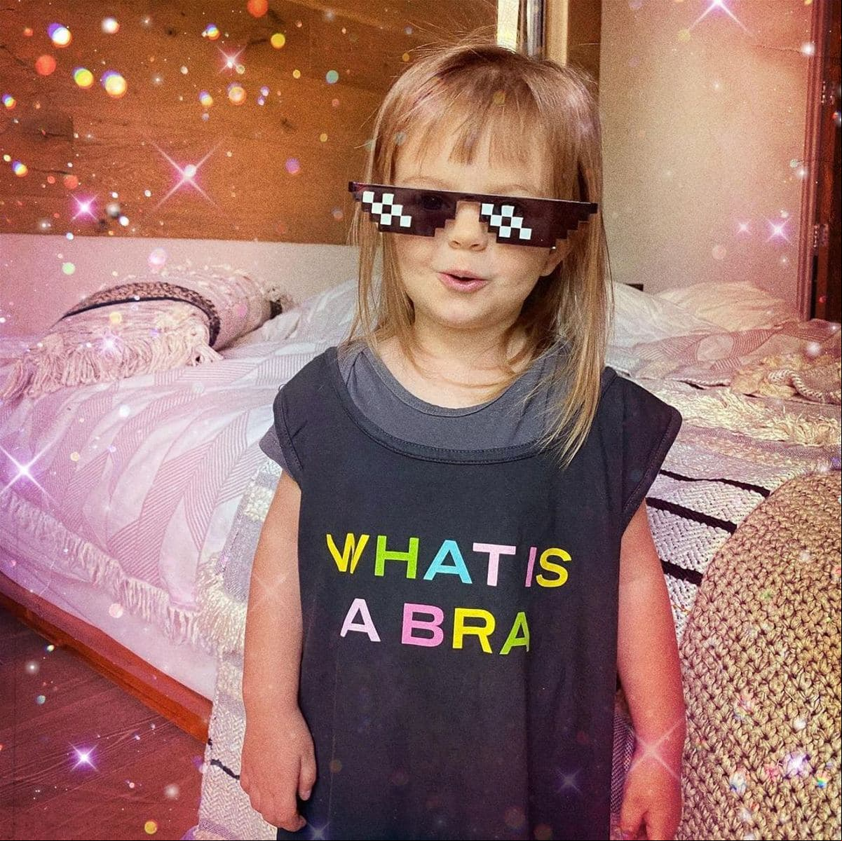 Para luego, exhibir que su pequeña, de tan solo 2 años de edad, comenzaba a robarle algunas de sus prendas y hasta zapatos favoritos, pues deseaba ser como ella.