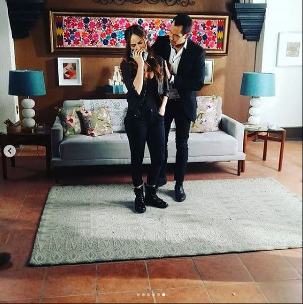 Y en esta última imagen, vemos al actor intentando calmar el llanto del personaje que interpreta Camila.