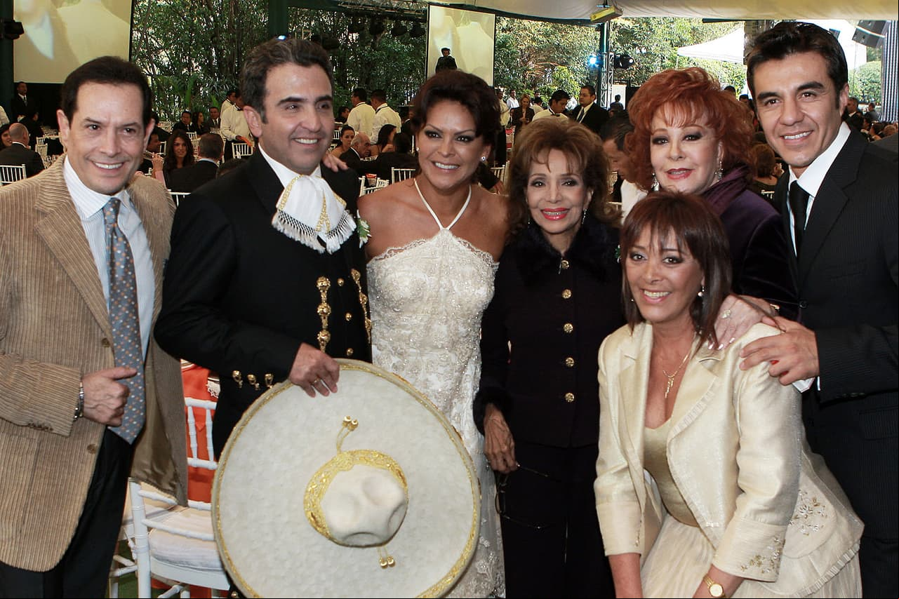 Es bien sabido el cariño que los famosos le tienen a la periodista de espectáculos y qué decir de a la familia Fernández por ello en el evento se vio también desfilar a estrellas como Juan José 'Pepill' Origel, Silvia Pinal, Sylvia Pasquel, Adrián Uribe y doña María Victoria.