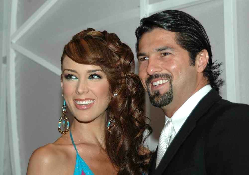 JACQUELINE BRACAMONTES Y ARTURO CARMONA: Tras su relación con Valentino Lanús, la conductora salió por cuatro meses con Arturo Carmona en 2006; sin embargo, medios nacionales, como Quién, aseguran que la relación no prosperó porque los papás de la exreina de belleza veían con recelo que él fuera divorciado y que tuviera una hija con Alicia Villarreal; aunque también señalan que todo acabó por los celos del exfutbolista.