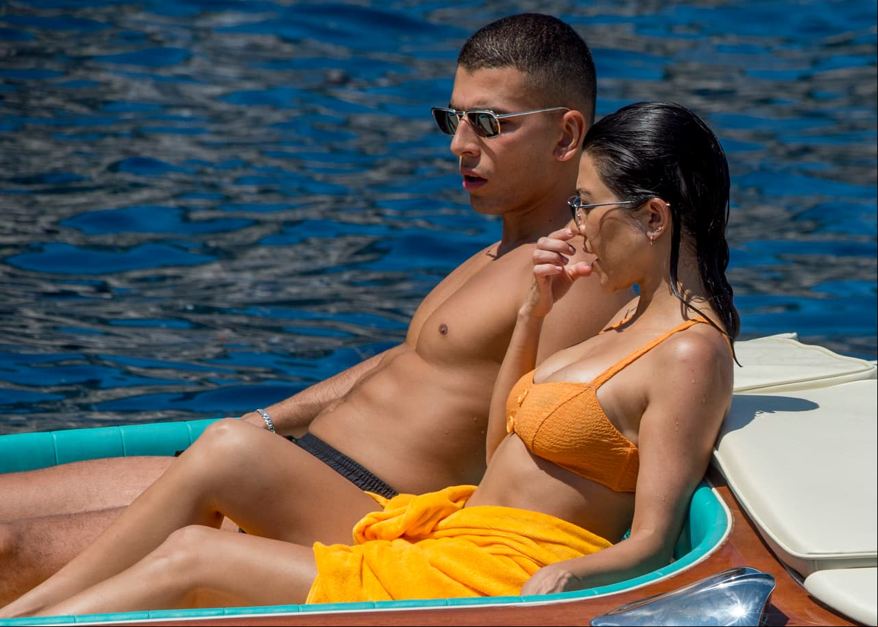 Kourtney Kardashian y sus curvas conquistan Italia y a novio de 25 años