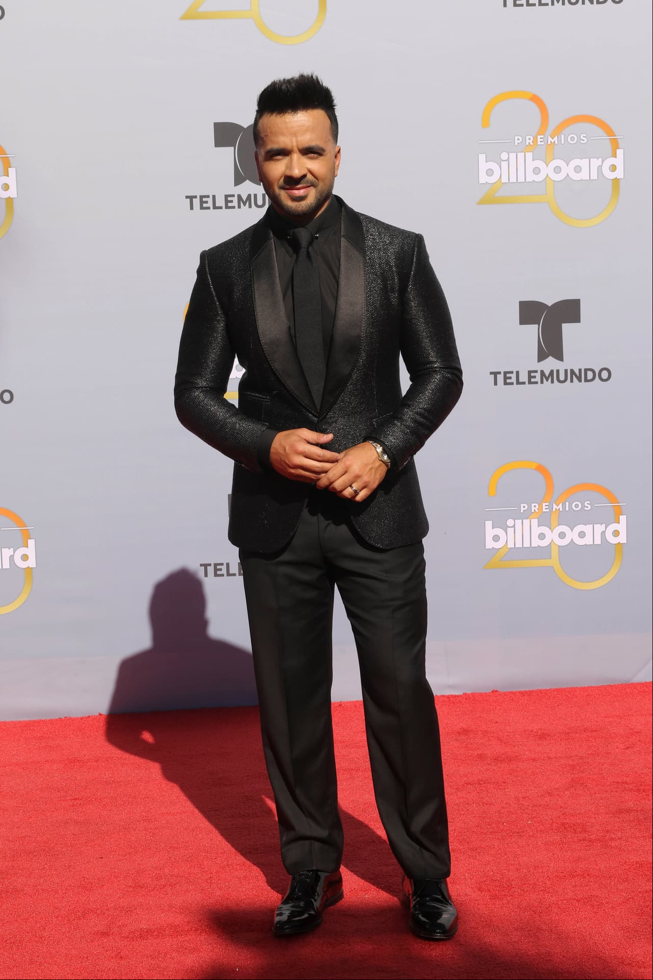 Luis Fonsi se coló a la lista de los más in, al portar un smoking negro.