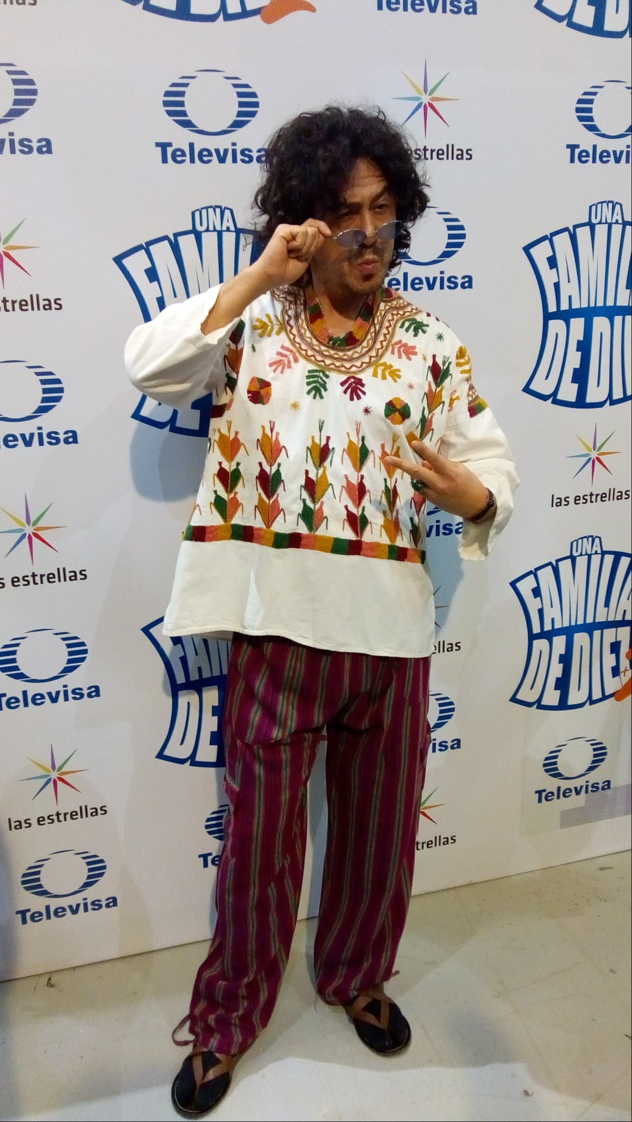 Moisés nos enseña su lado hippie en la nueva temporada de una familia de diez más dos.