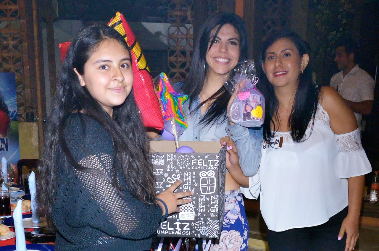 Hace un par de días África celebró su cumpleaños y sus fans tuvieron el detalle de llevarle algunos presentes.