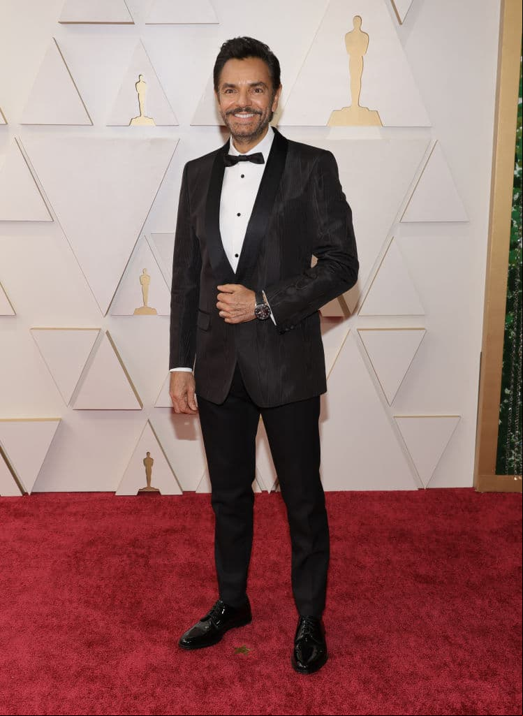 Eugenio Derbez desfiló con un atuendo color negro por la alfombra roja de los premios Oscar 2022 junto al elenco de la película ‘CODA’, que está nominada.