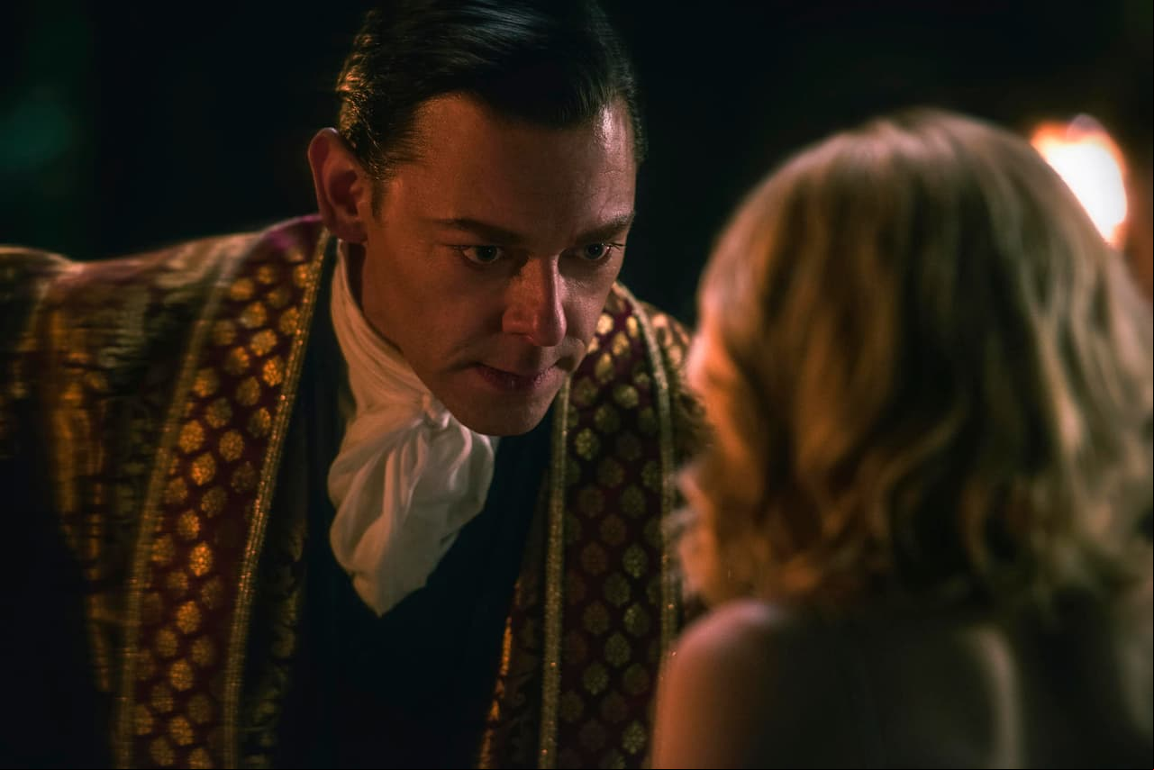 El “Padre Blackwood” (Richard Coyle) es el sumo sacerdote de la Iglesia de la Noche y decano de la Academia de las Artes Ocultas. Despiadado y ambicioso, “Blackwood” esconde unos planes terroríficos y oscuros que lo pondrán en conflicto directo con "Sabrina" y con otros  del aquelarre.