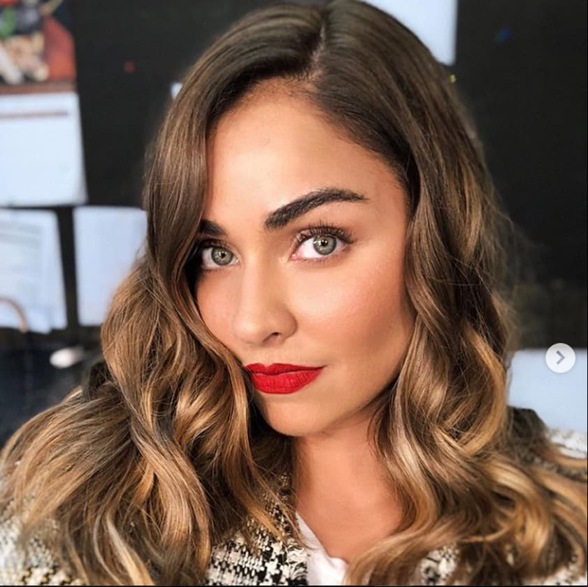 Para encarnar a ‘Natalia’ en el melodrama ‘Como tú no hay dos’, Claudia Martín se sometió a un cambio de look, destacando el tono rubio. En su publicación, la actriz compartió que Gazó Studio se encargó del diseño de cejas, mientras que Jacqueline Vallejo fue la responsable de su cabello.