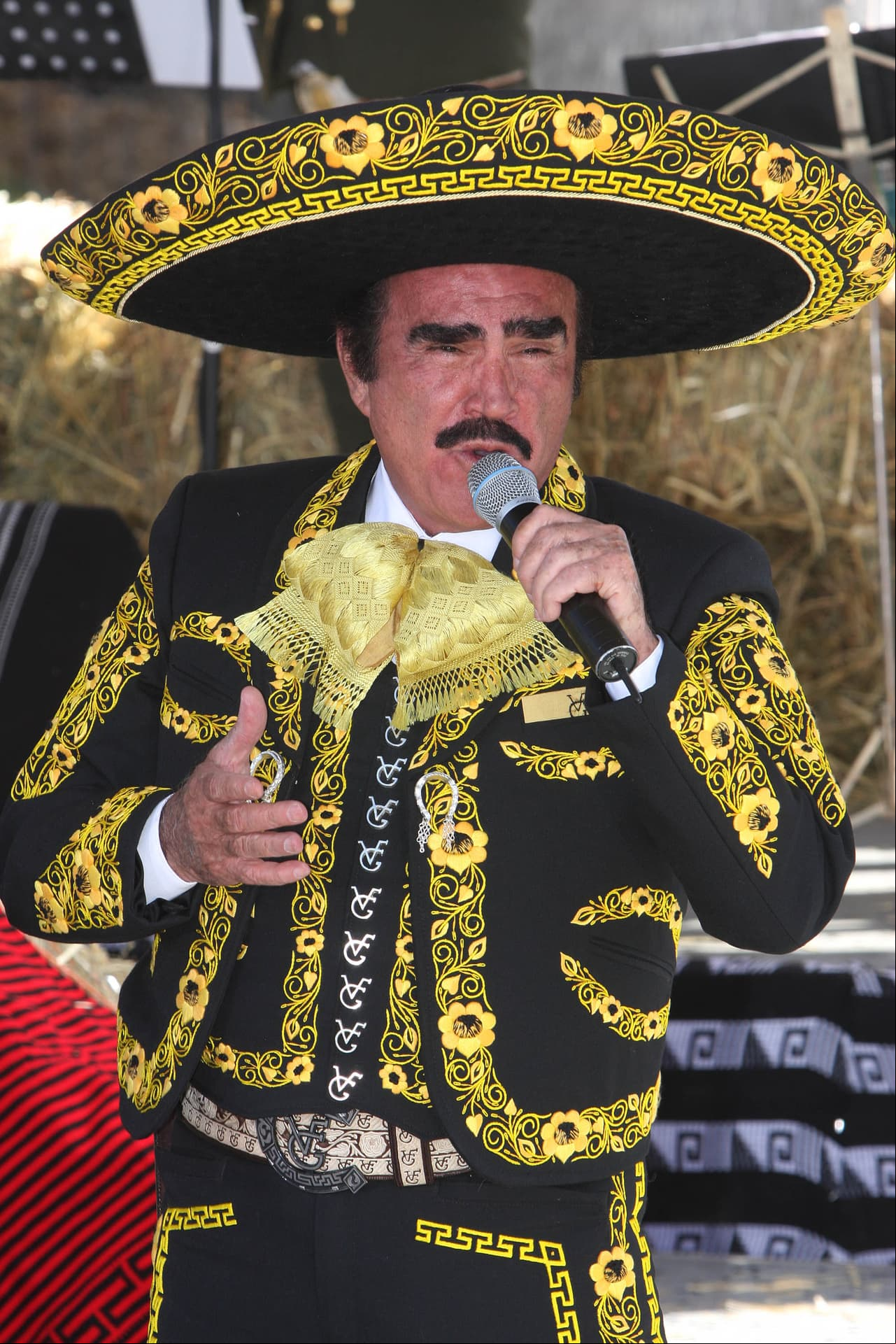 En los años 90 su gran popularidad lo llevó y sus múltiples éxitos musicales, que le otorgaron el apodo de “El Sinatra de las Rancheras”, poniendo en el mismo nivel a Vicente Fernández y Frank Sinatra.