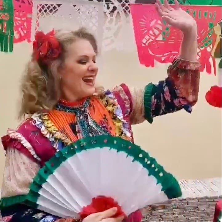 "Y que viva México. Hermoso país. Hermosa Gente", anotó la reina del TikTok, Erika Buenfil.