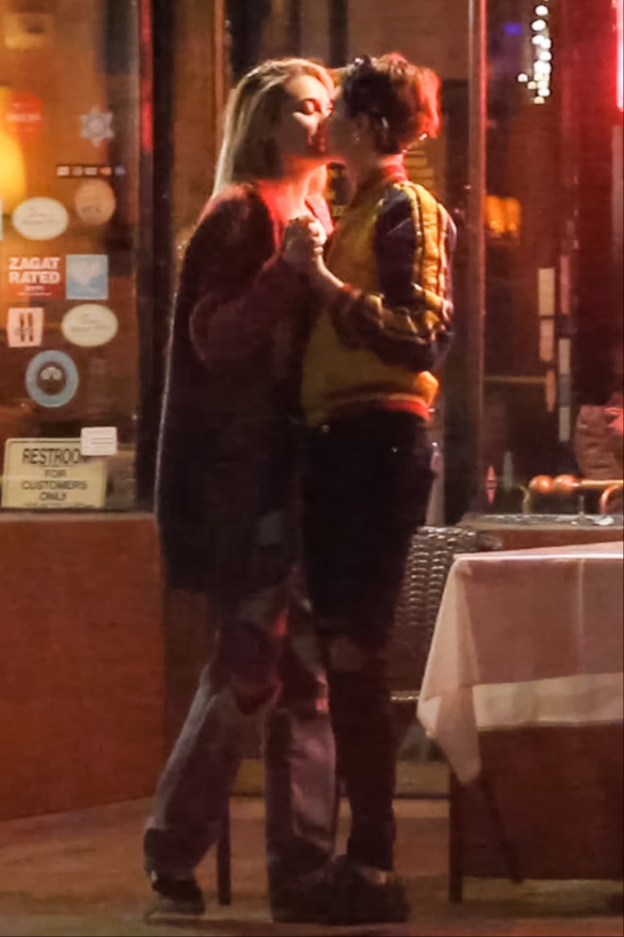 La modelo británica y la hija de Michael Jackson fueron captadas por los paparazzi en situaciones comprometedoras.