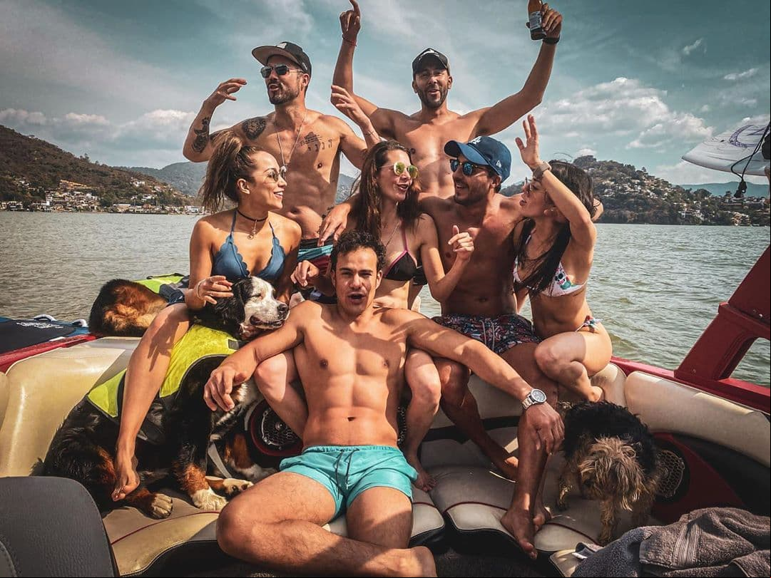 Más adelante, la pareja mostró cómo se divertía en compañía de sus amigos en Valle de Bravo y lo calificó como "un fin de semana muy especial".