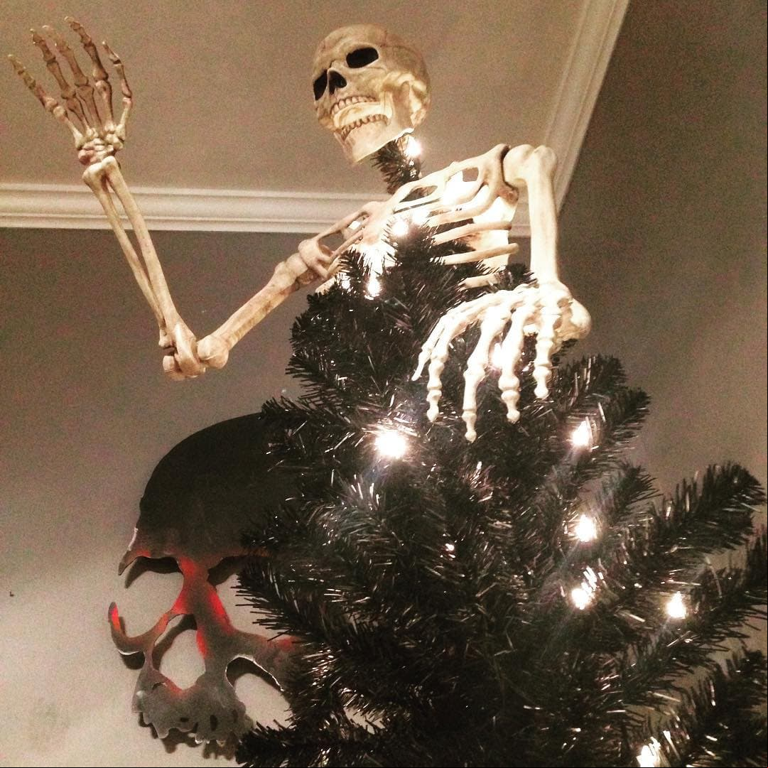 La nueva tendencia en el mundo es decorar los pinos con terroríficos diseños de Halloween.