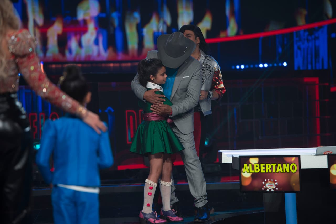 Tras cantar un tema de Montaner, Valeria le aseguró a Lupe Esparza ser un juez imparcial. Pero como aquí no hay conflictos, ambos se dieron un gran abrazo.