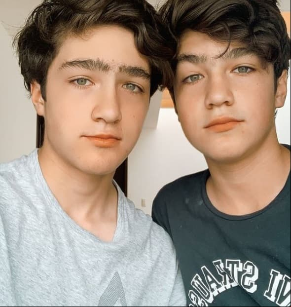 Fue en abril de 2020 que Manuel y Pablo Alanis cumplieron 15 años, hecho que presumieron en su cuenta oficial de Instagram, donde dejaron ver el pastel que su familia realizó para ellos.
