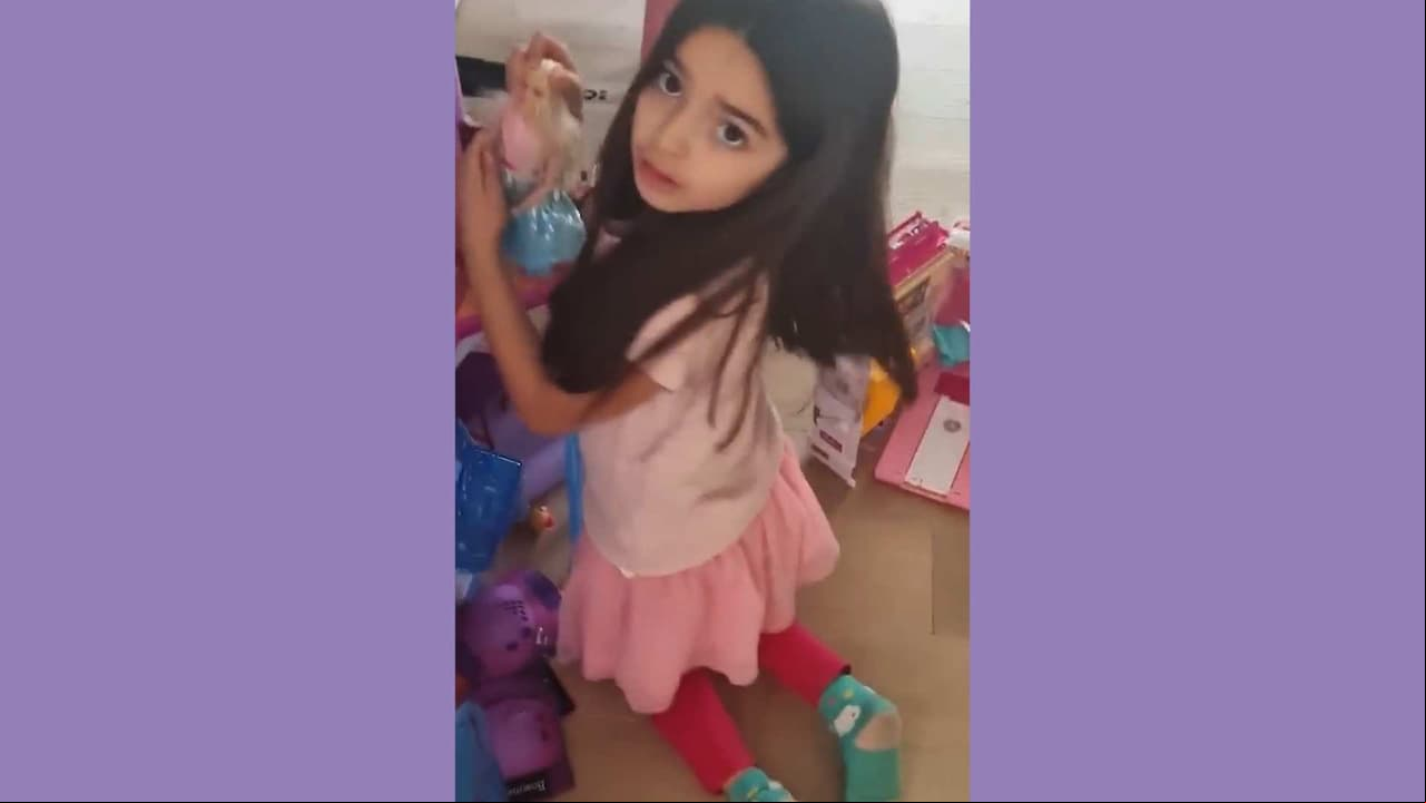 Aitana Derbez causa revuelo por su cómico juego de muñecas y Vadhir lo muestra en video
