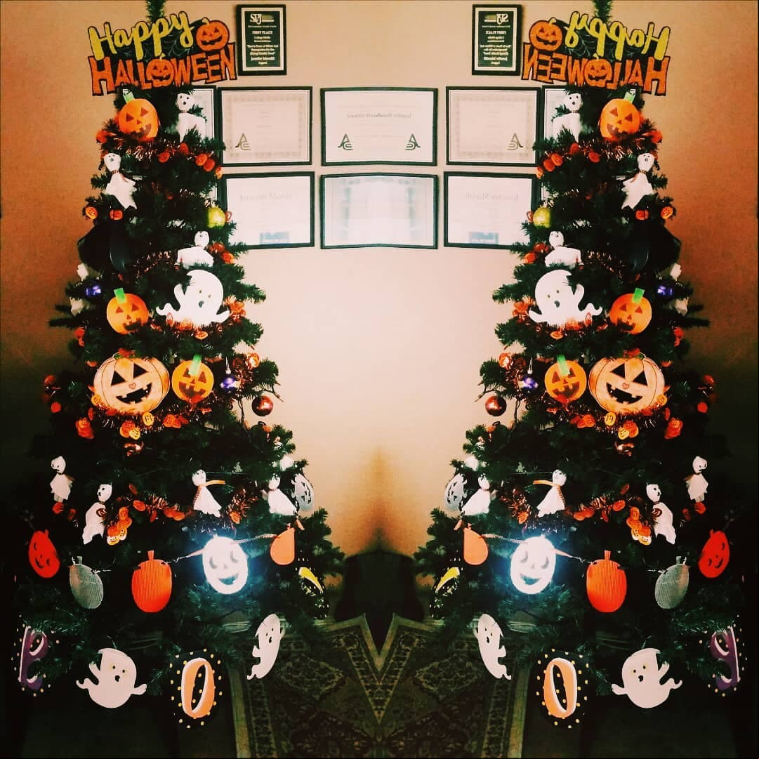 Eso sí, los fantasmas no pueden faltar en un terrorífico árbol de Halloween.