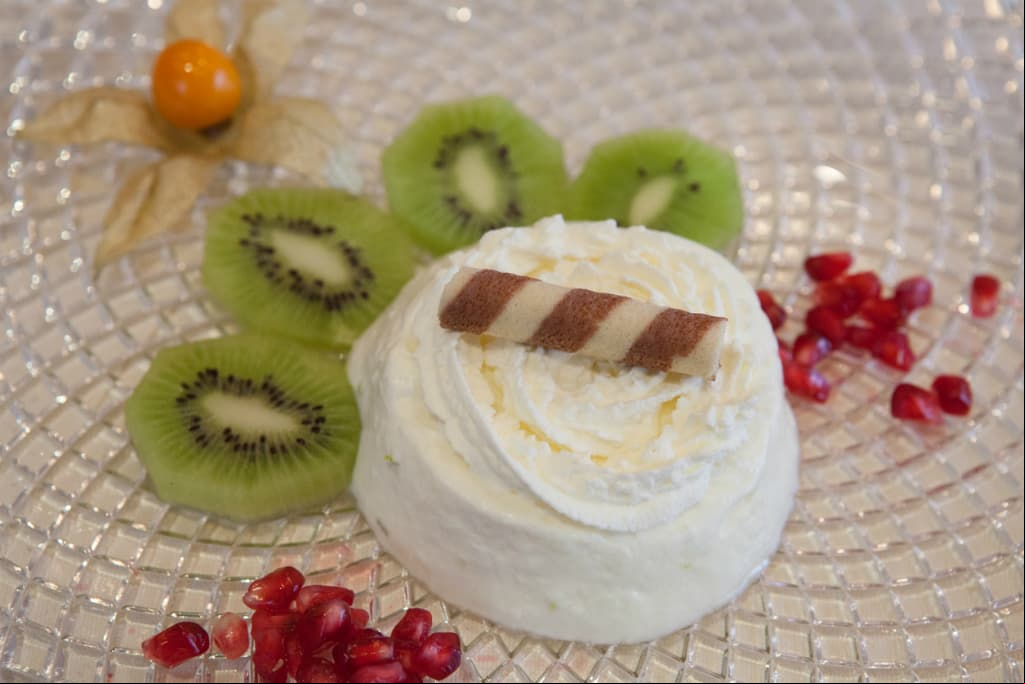 Mousse de chocolate blanco. Combinar olfato, tacto y gusto será placentero. El chocolate es uno de los sabores preferidos de las parejas. ¡Disfrutalo sobre su cuerpo!