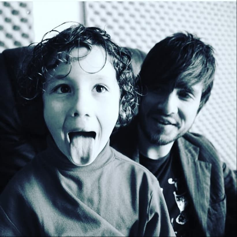 Sebastián cuenta con casi 2 mil seguidores en su perfil de Instagram, quien constantemente sube videos en los que aparece tocando la guitarra, mostrando que heredó el gusto por la música de su padre.
