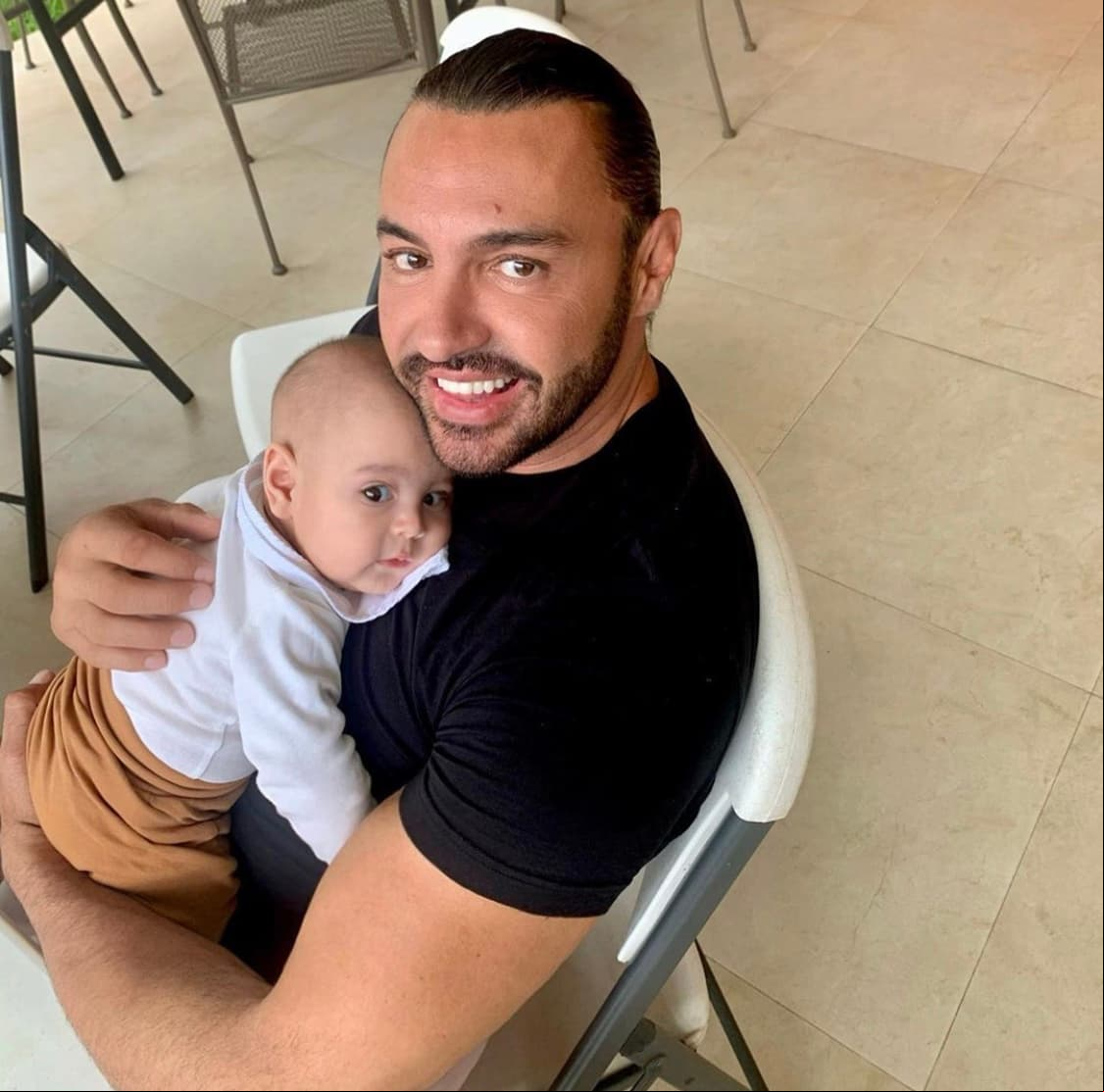 Víctor Alejandro es el nombre de su nieto, quien lleva como primer nombre el de su abuelo, ya que en realidad el también conductor se llama Víctor Manuel.
