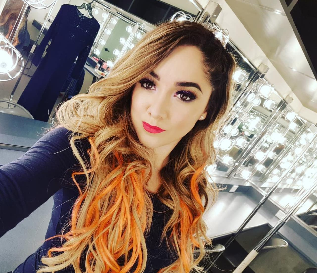 Sherlyn presume su abdomen plano en bikini