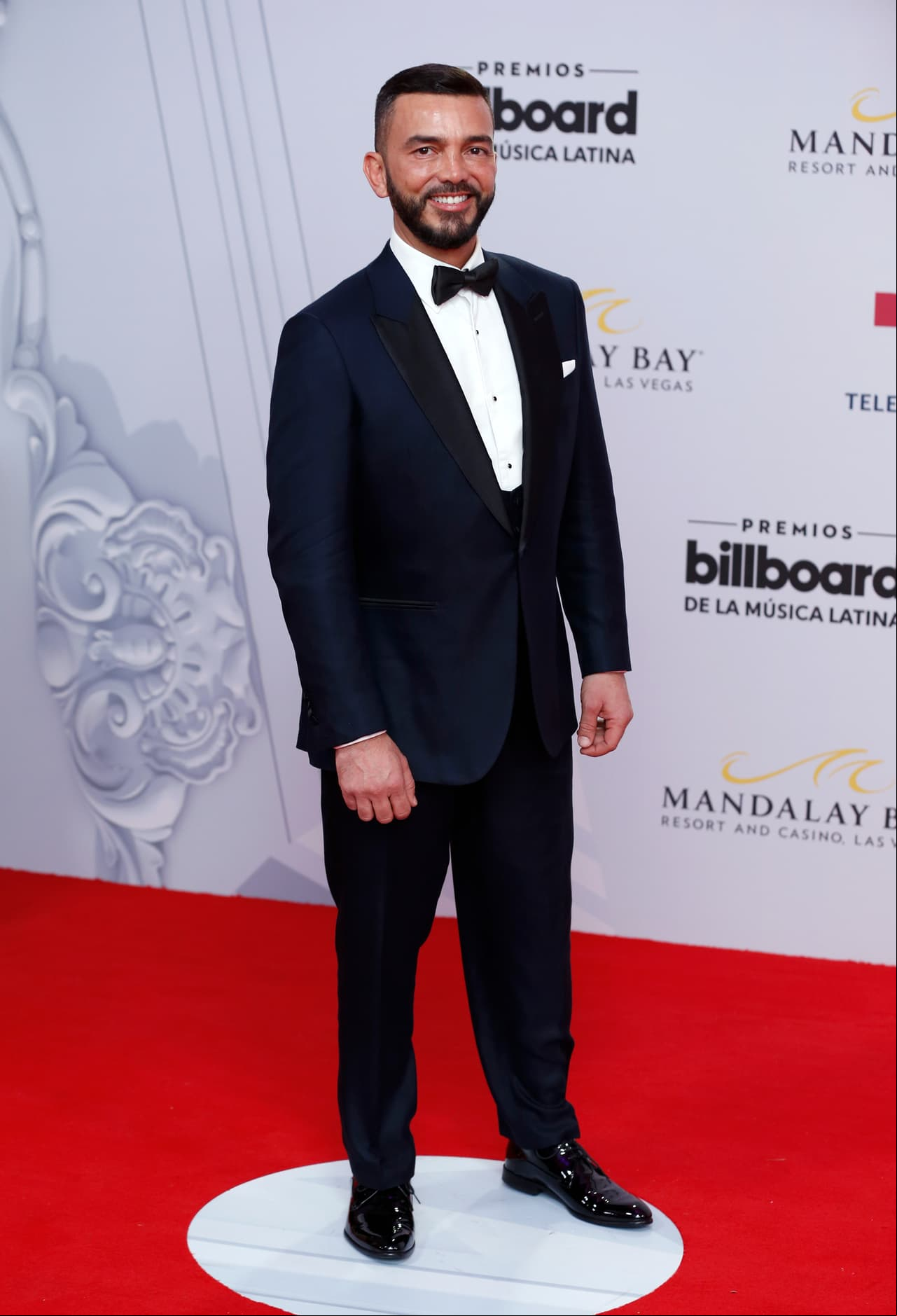 El conductor Juan Manuel Cortéz deslumbró con un traje azul de Suitsupply.
