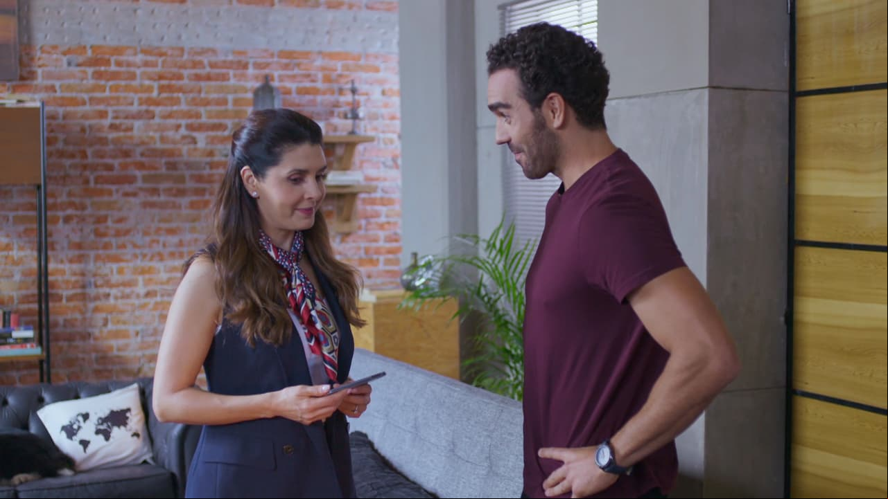'Martín' invita a comer a 'Alicia' a su casa para pasar el rato juntos.