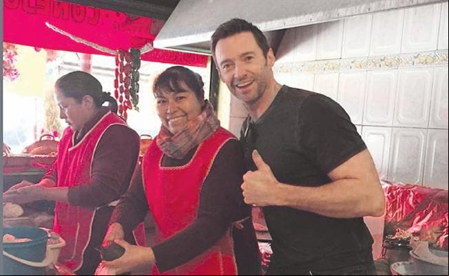 Hugh Jackman. En 2015 el actor australiano fue captado en la Marquesa comiendo este delicioso platillo mexicano. ‘¡Los mejores tacos en la Marquesa, Mex! Gracias, ladies’, señaló en Instagram.