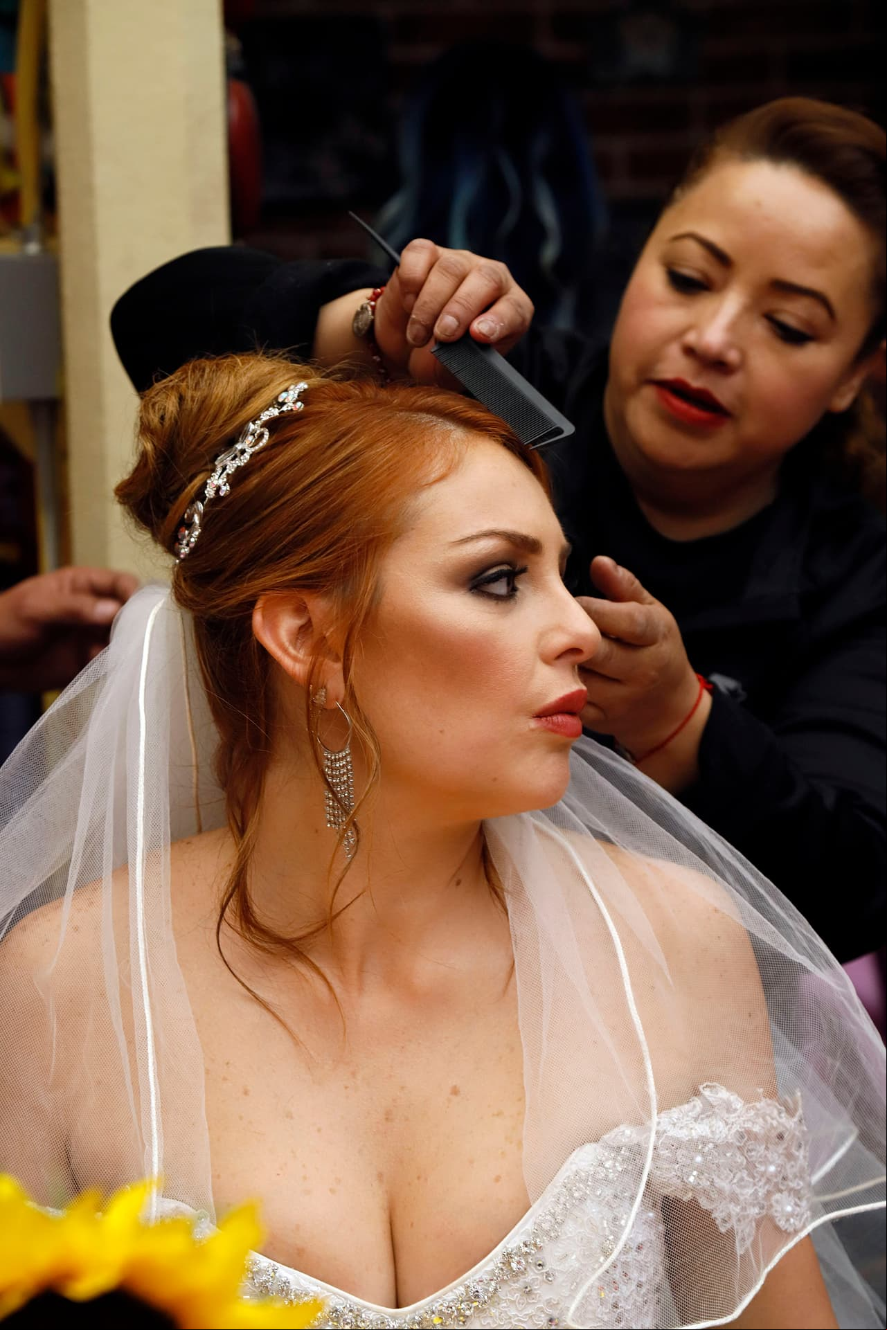 Y Gemma Gaora recibiendo los últimos retoques de su look.