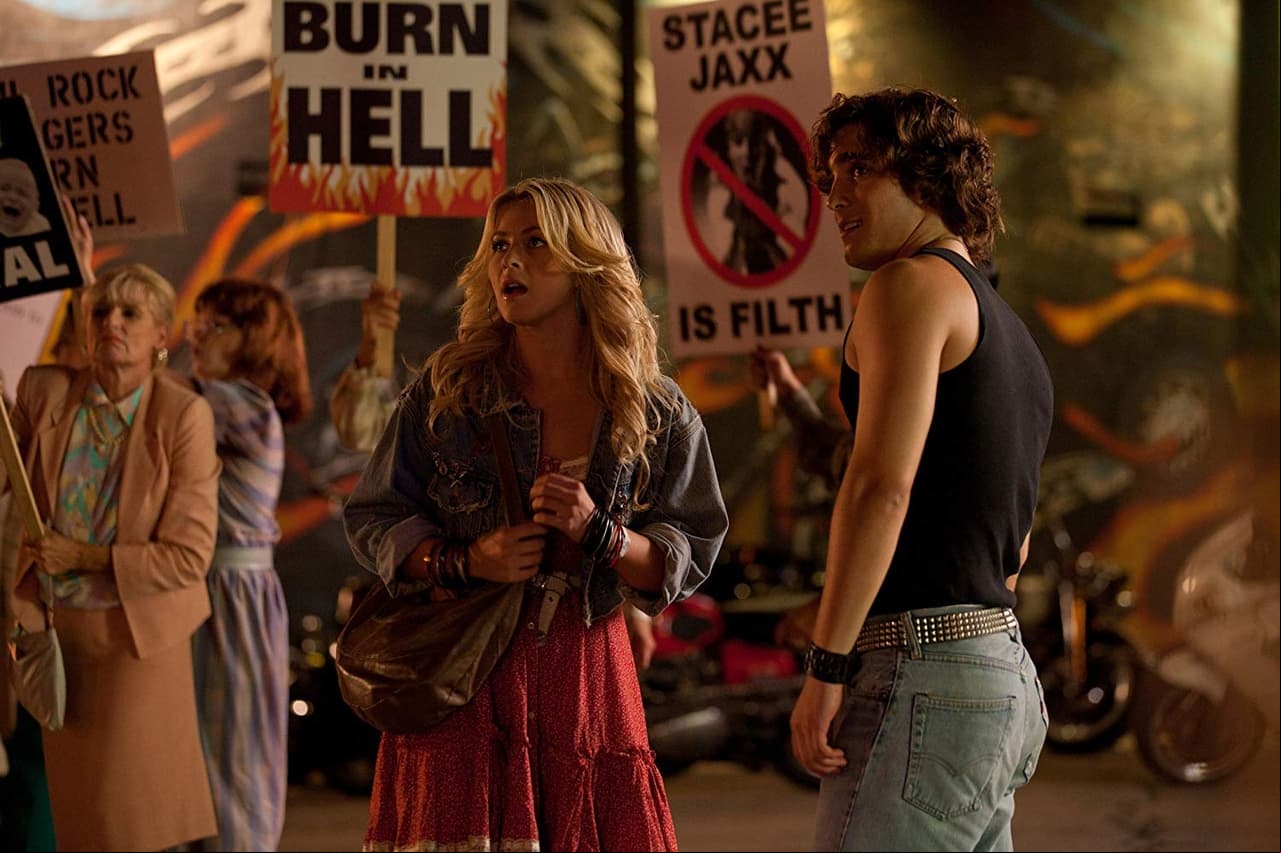 En 2012 consiguió el protagónico de la cinta ‘Rock of Ages’, en la que también participó en el soundtrack y compartió créditos con Tom Cruise, Catherine Zeta-Jones y Julianne Hough.