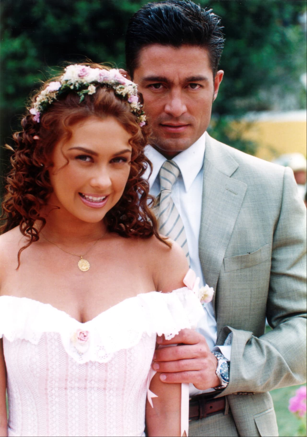 A pesar de que ninguno de los dos lo confirmó, los programas de espectáculos señalaron que Aracely sostuvo un romance con Fernando Colunga cuando protagonizaron la telenovela ‘Abrázame muy fuerte’ en el año 2000.