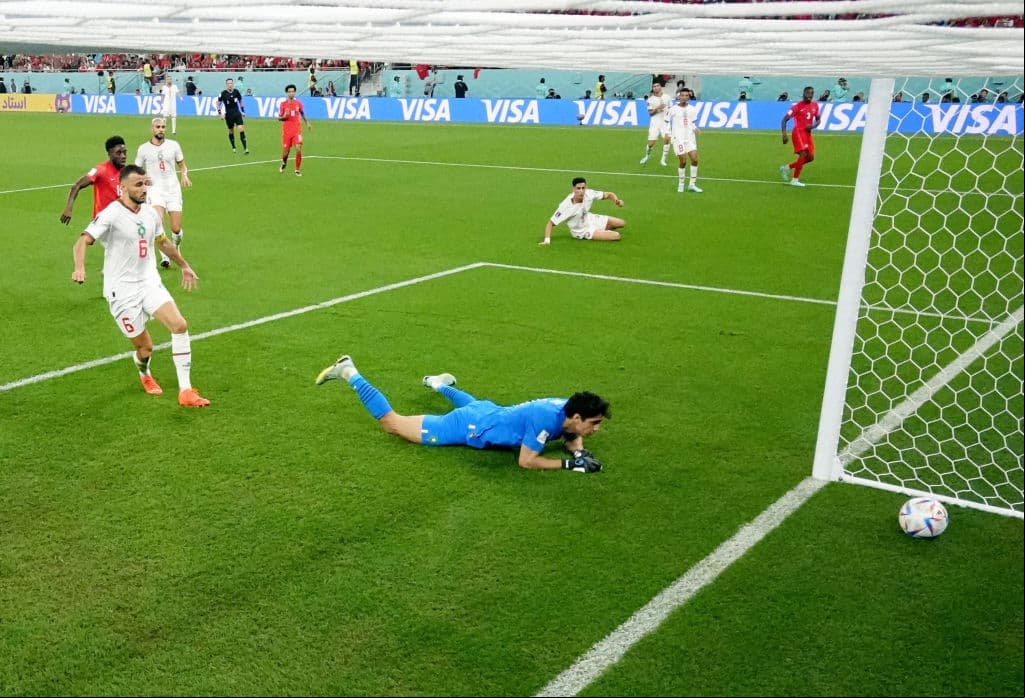Marruecos y Croacia lograron ese jueves sus boletos a los Octavos de Final del Mundial Qatar 2022, luego de disputar su tercer y último choque del grupo F de la Copa Mundo de la FIFA. En el Estadio Al Thumama, el conjunto marroquí se confirmó como una de las grandes revelaciones de la cita mundialista tras supera por 2-1 a Canadá, con lo cual quedó líder de su grupo y de manera invicta. De otro lado, en el Estadio Ahmed bin Ali, Croacia y Bélgica protagonizaron un duelo intenso entre las selecciones que terminaron como segunda y tercera en el pasado Mundial de Rusia 2018.