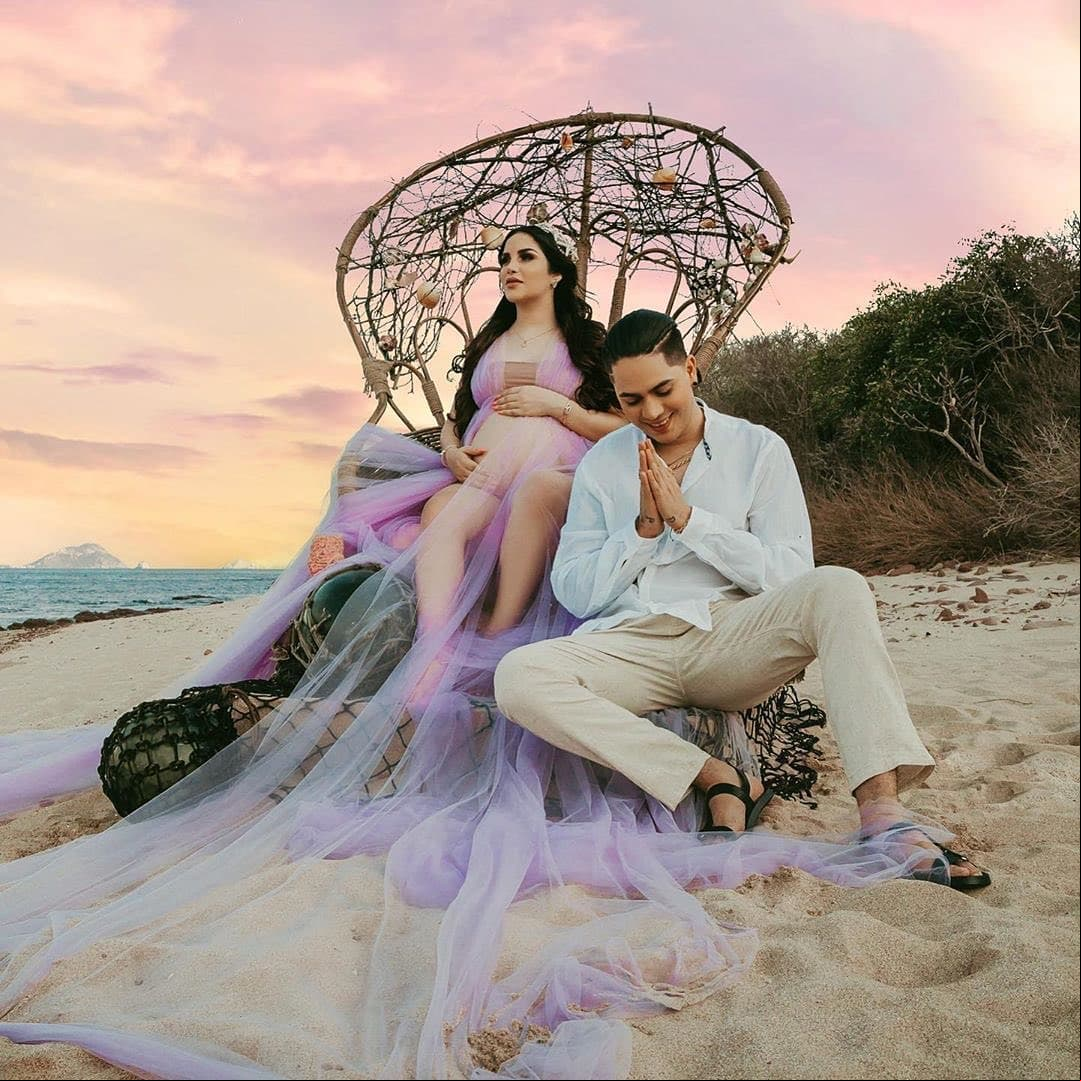 El 26 de abril de 2019 Kimberly Loaiza anunció que tendría a una niña y posteriormente en compañía de su pareja realizó una fiesta para celebrar la llegada de la pequeña.