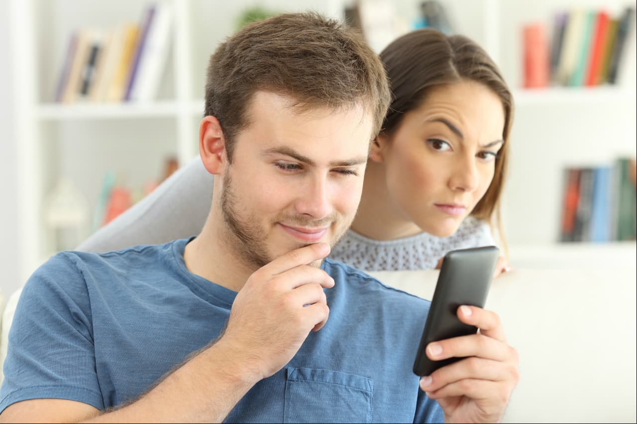 Cinco señales que manda un hombre antes de su infidelidad