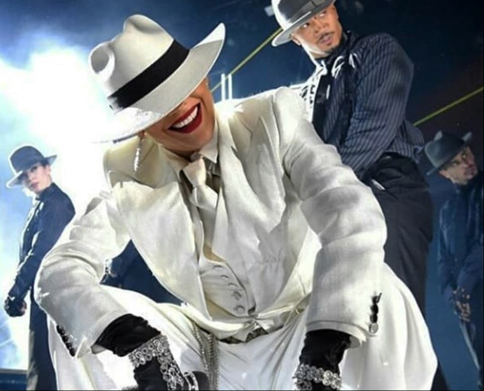Jennifer cuenta con varios bailarines y atuendos en su residencia