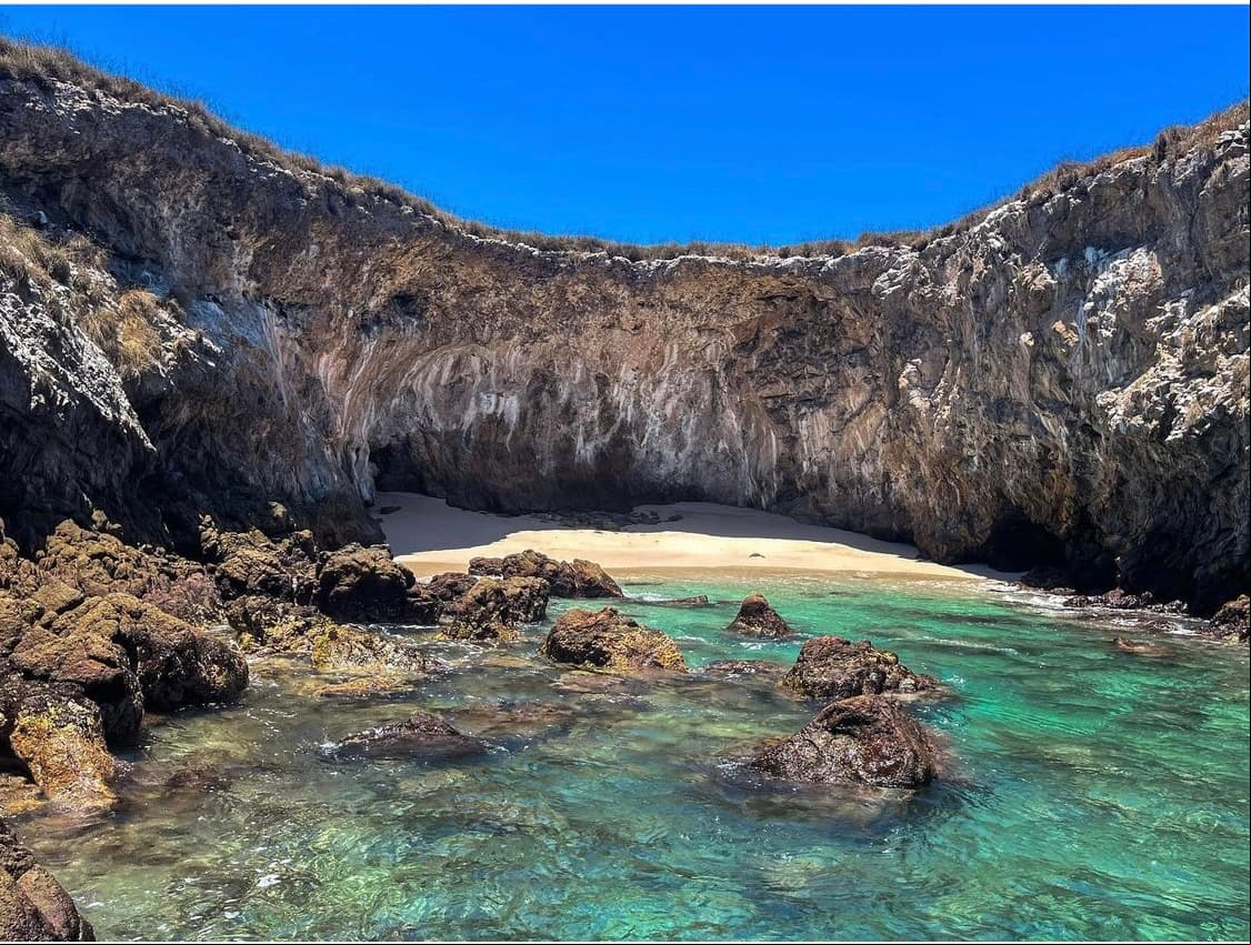 'La playa del amor', también conocida como Islas Marietas, se encuentra ubicada en la Bahía de Banderas cerca de Punta de Mita, por lo que este lugar comparte ubicación entre los estados Jalisco y Nayarit.